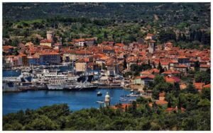 Vista panorámica de la isla de Cres en Croacia