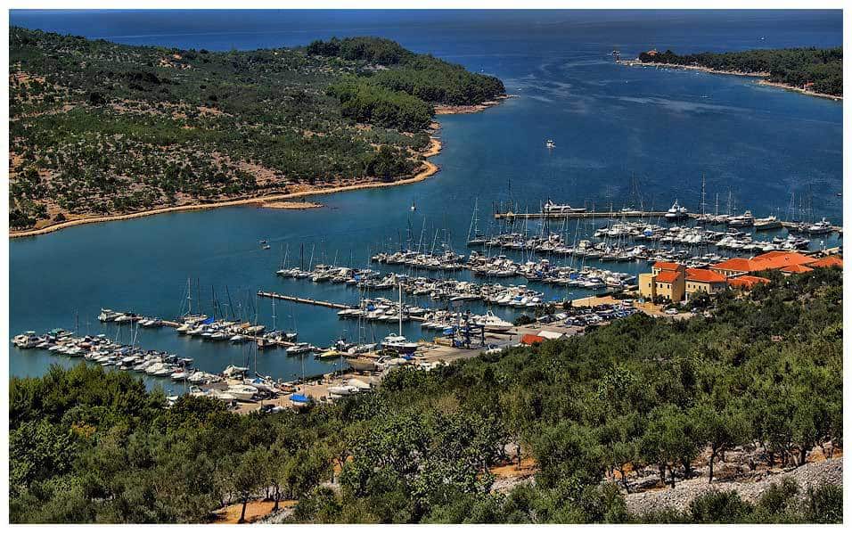 Restaurantes en el paseo marítimo de Cres