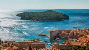 Playa rocosa en isla de Lokrum cerca de Dubrovnik