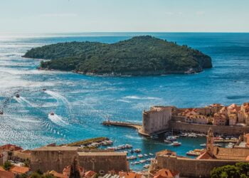 Playa rocosa en isla de Lokrum cerca de Dubrovnik