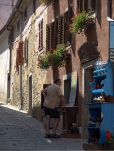 Portal de piedra antiguo en las calles de Motovun, Croacia