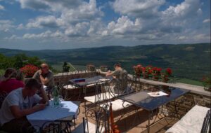 Vista pintoresca desde Motovun de los bosques de trufas de Istria
