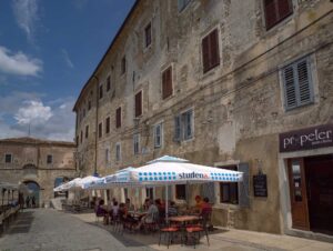 Murallas defensivas medievales que rodean Motovun en Istria