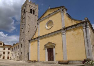 La Plaza Principal de Motovun rodeada de edificios históricos