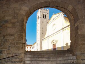 Plaza con fuente antigua en Motovun, Croacia