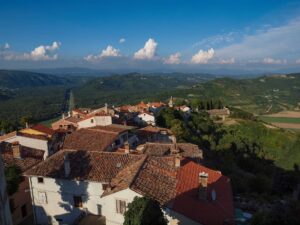 Vista aérea de los tejados de terracota de Motovun en Istria