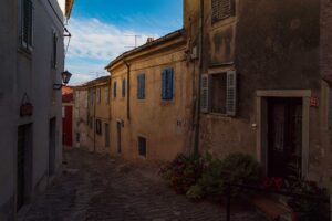 Pasaje medieval con arcos de piedra en Motovun, Croacia