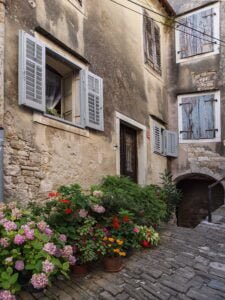 Rincón histórico de Motovun con edificios de piedra medieval