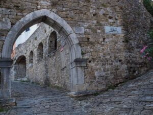 La Puerta de la Ciudad de Motovun, entrada histórica al pueblo medieval
