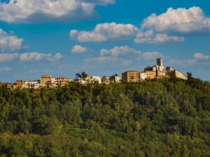 Arquitectura medieval de Motovun con vistas al valle de Mirna