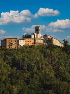 Calles empedradas del casco antiguo de Motovun en Croacia