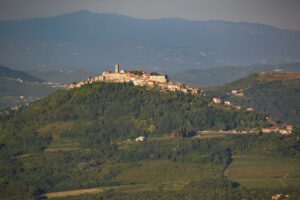 Vista panorámica de Motovun en lo alto de una colina en Istria, Croacia