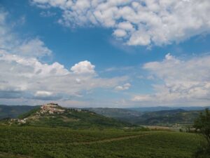 Torre medieval de observación en las murallas de Motovun