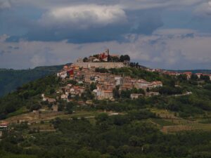 Callejón estrecho con arco de piedra en Motovun, Istria
