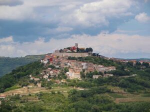 Panorámica completa de Motovun, pueblo medieval fortificado de Istria